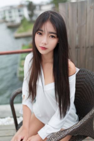 欧美小白鞋街拍_蓝光超清免费观看